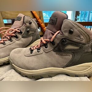 Columbia Newton Ridge Plus Waterproof Amped Hiking Boot, Women’s size 10.5